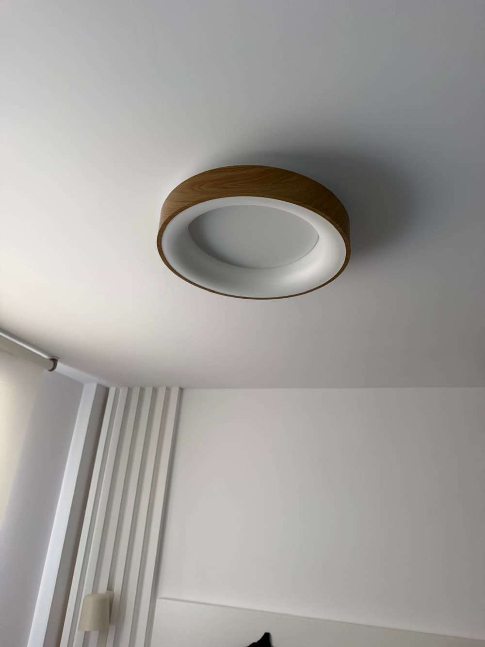 Plafón LED con aro de madera instalado en el techo