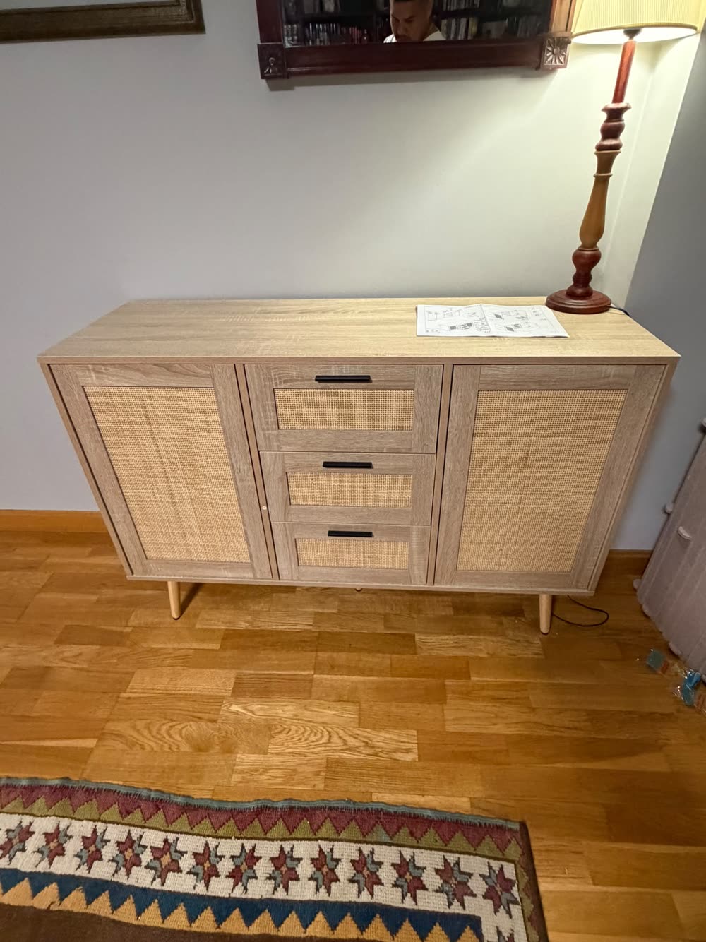 Aparador de madera y ratán montado en el salón