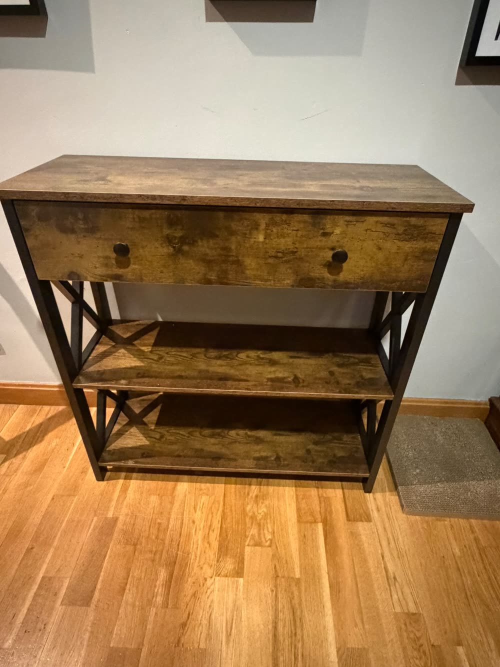 Consola de madera y metal montada