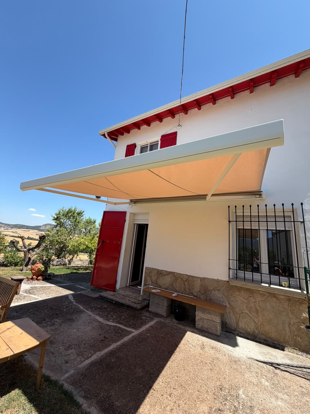 Toldo instalado en la fachada de una casa
